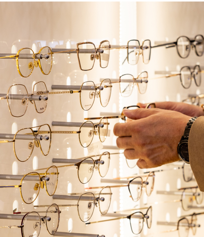 Salon optyczny z wieloma okularami