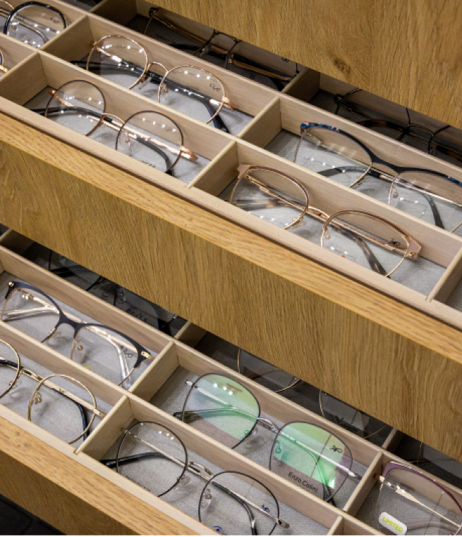 Szuflada pełna modnych okularów